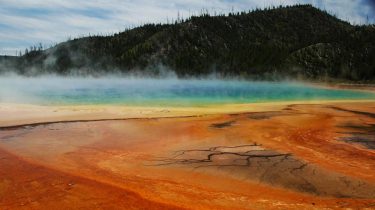 Grand prismatic spring in Yellowstone National Park